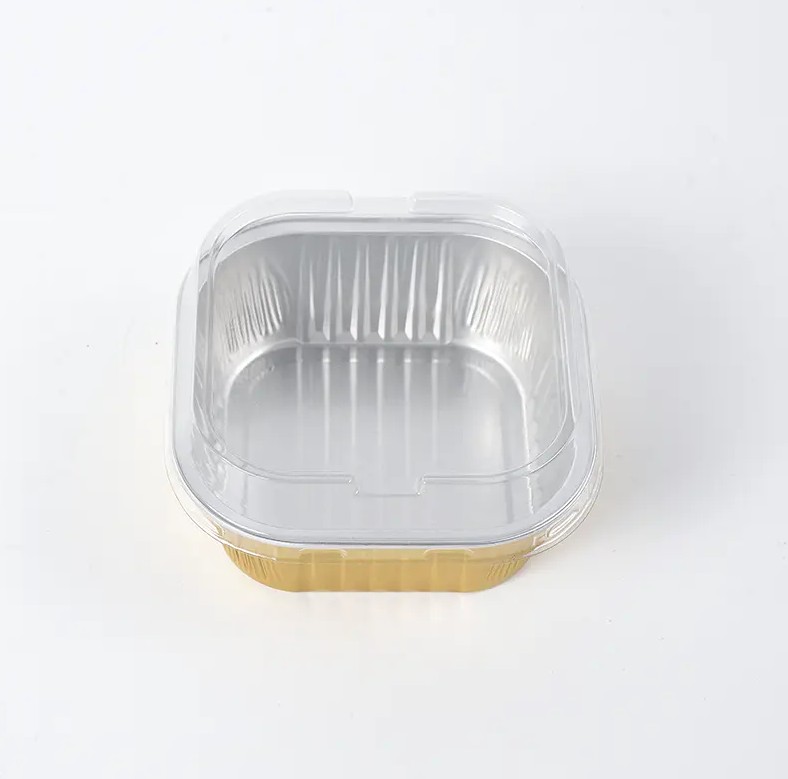 Miten Square Wrinkle-Free Aluminium Foil Food Containerin rypistymätön muotoilu toteutuu tuotantoprosessin aikana ja miten se vaikuttaa säiliön käyttöön?